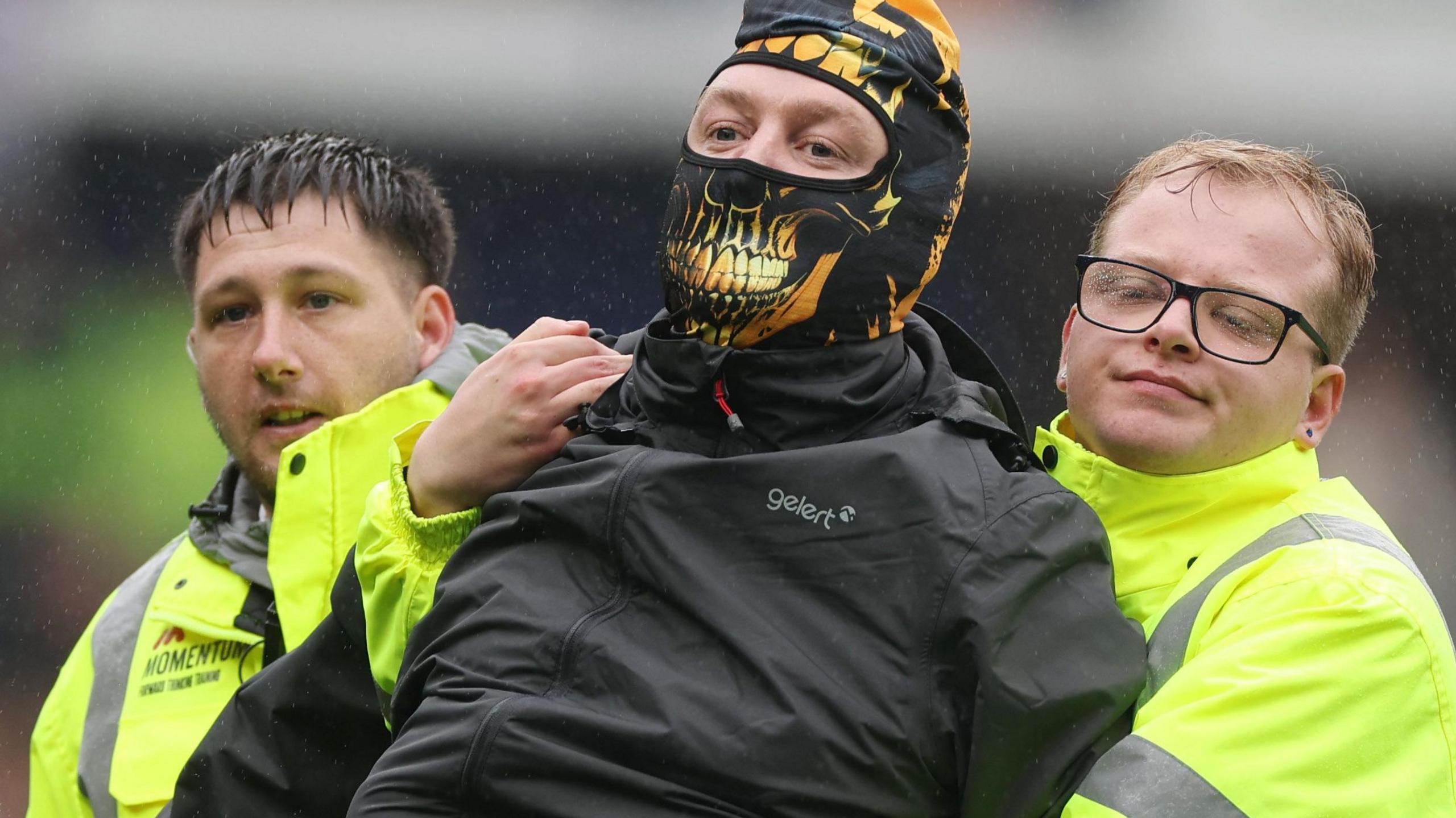 توقف بازی شفیلد ونزدی و کاونتری بر اثر اعتراض هواداران به مالک باشگاه